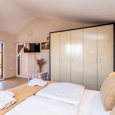 Apartman Ana Krk Town Exterior photo