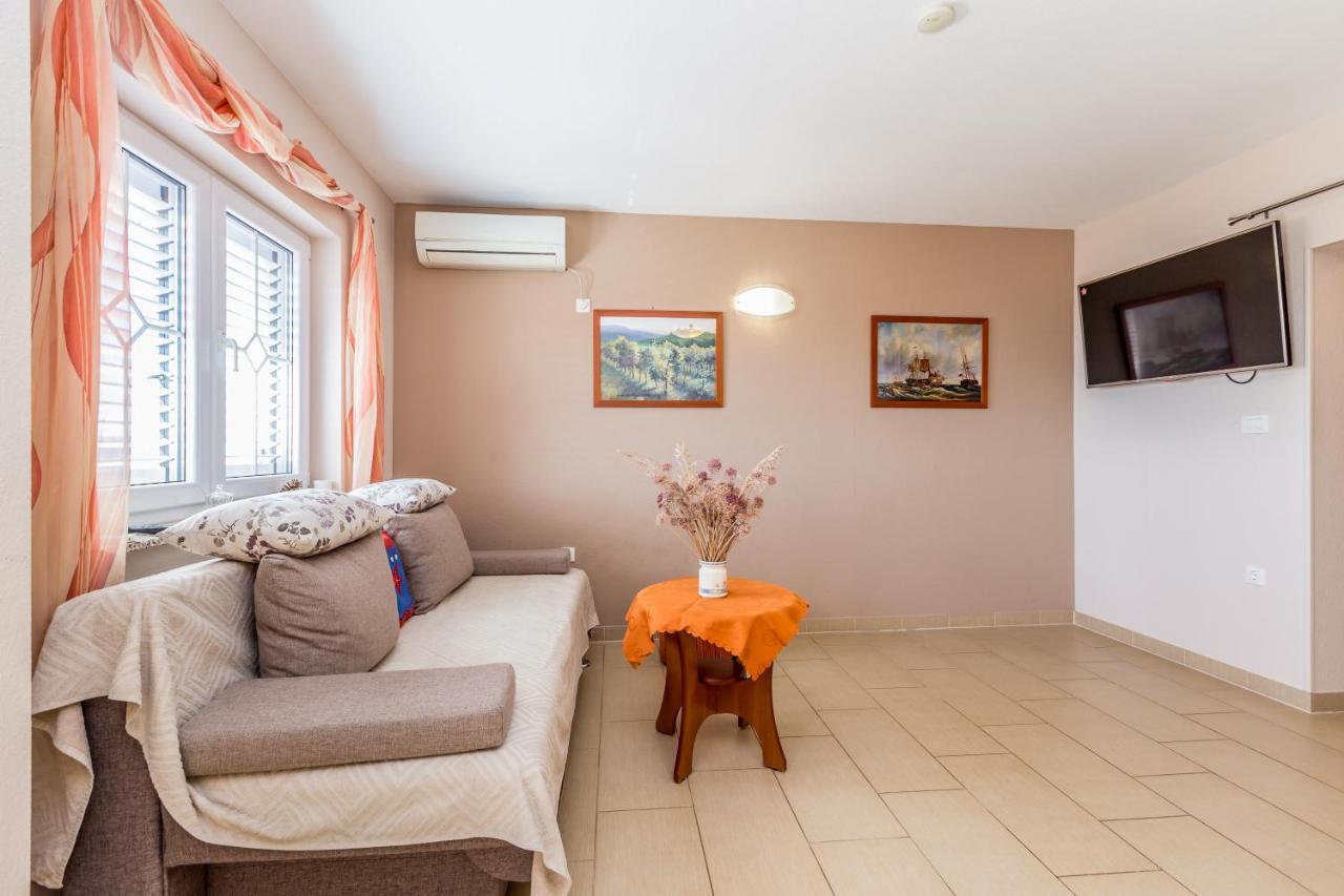 Apartment Ana *